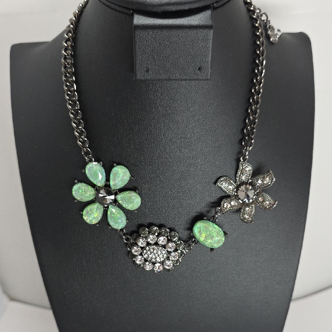 Vera Wang Green And Silver Floral Necklace 45$